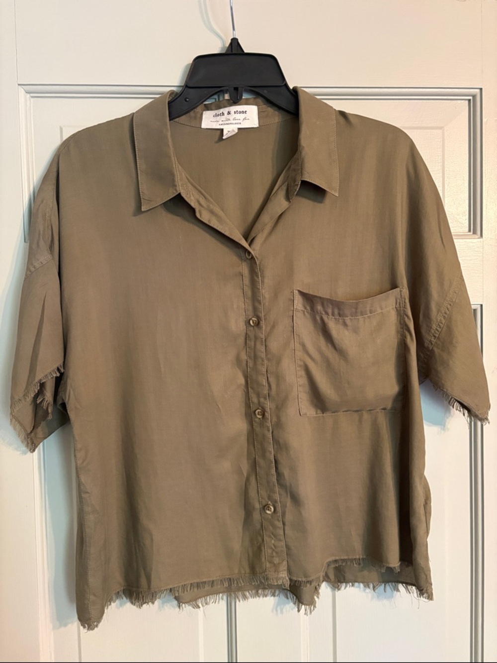cloth & stone M Olive Short Sleeve Button-Front Pocket Shirt with Raw Hem
